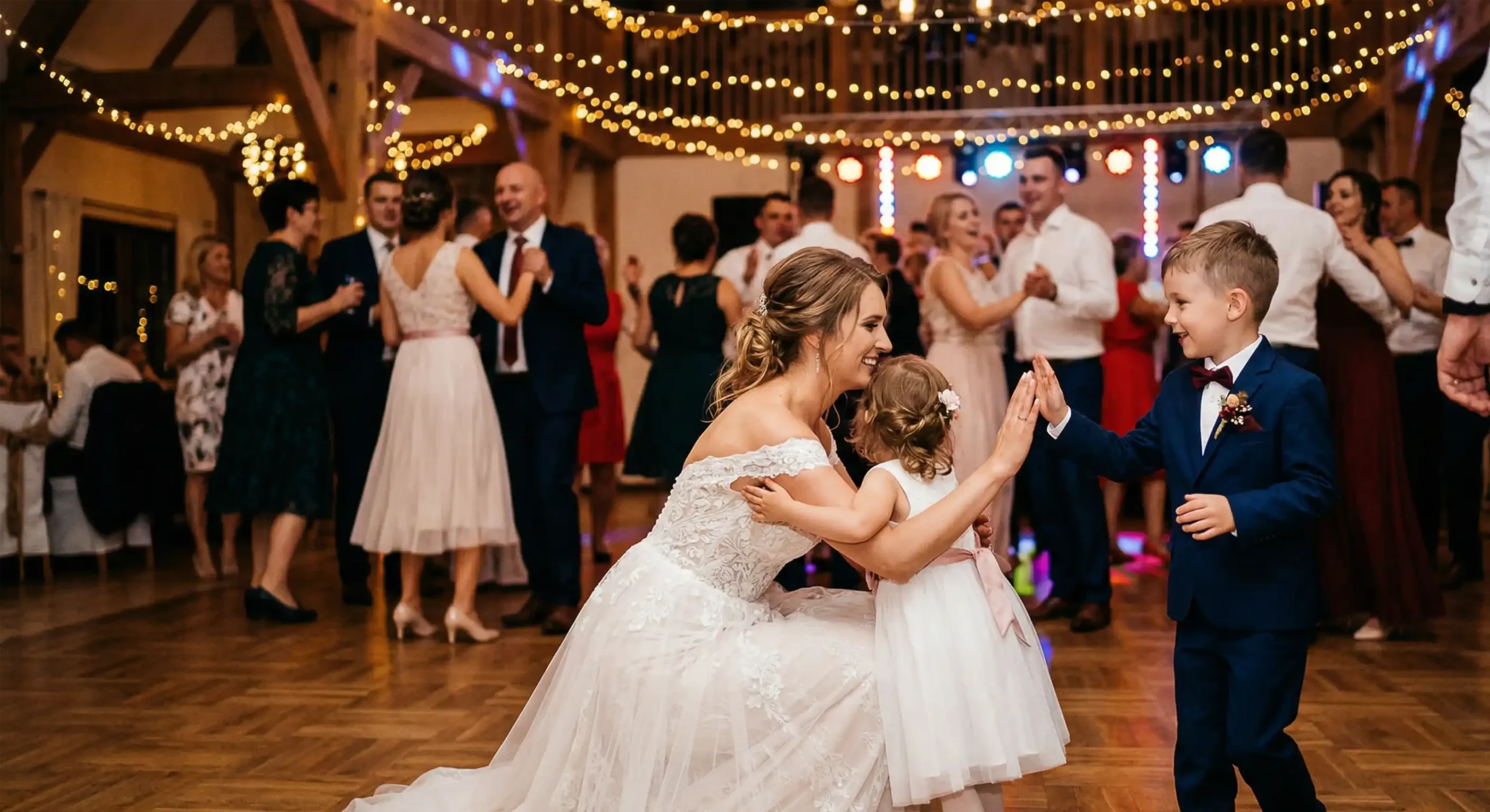 Radosne dzieci biegające na weselu fine art na trawie