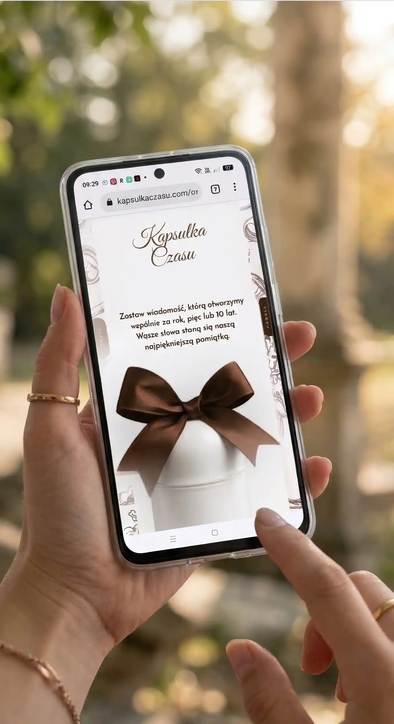 Cyfrowa kapsułka czasu w zaproszeniu ślubnym widoczna na smartfonie